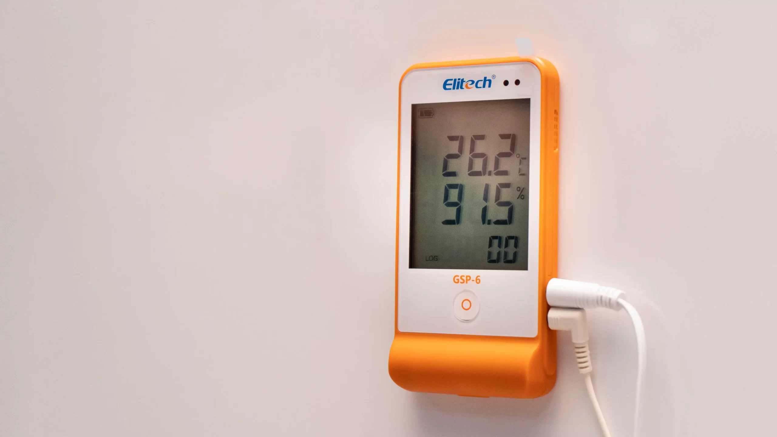 Aparelho datalogger da Elitech em fundo de parede branca