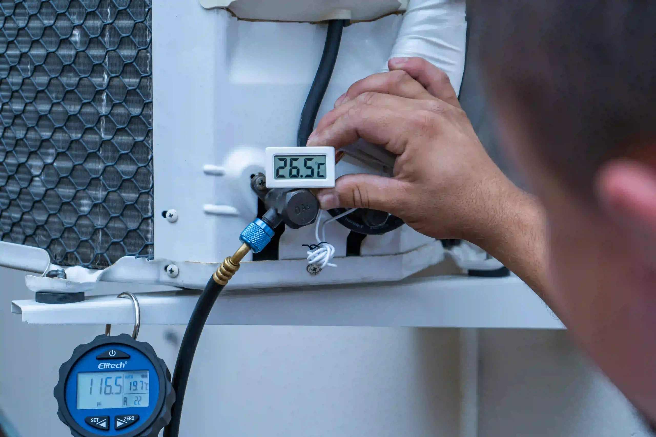 Homem de costas segurando termômetro digital Elitech