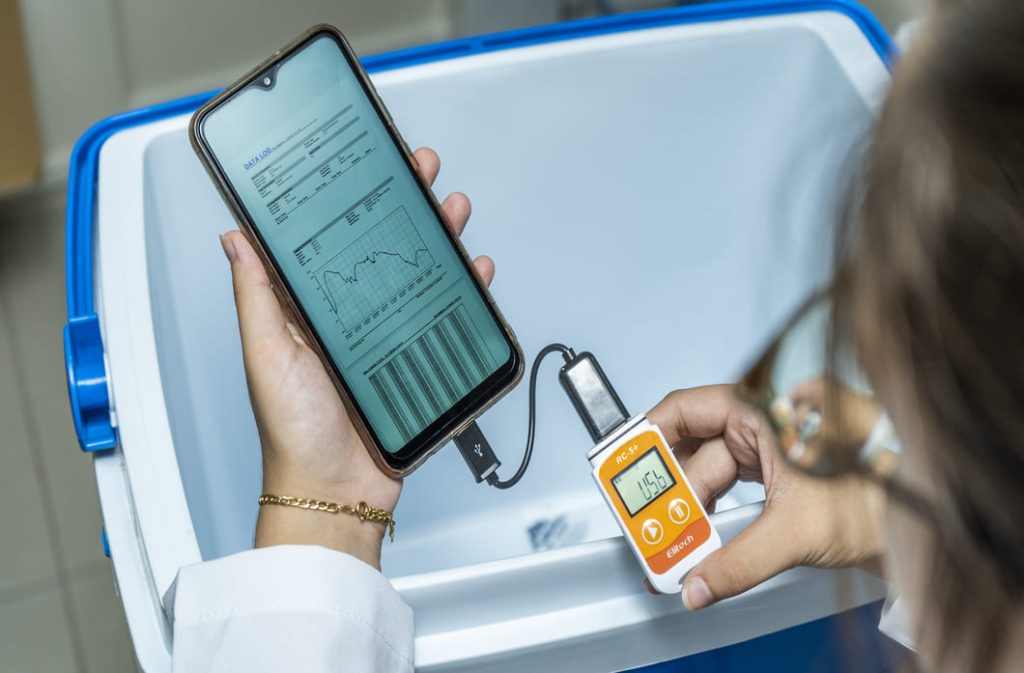 mulher-segurando-datalogger-coletor-de-dados