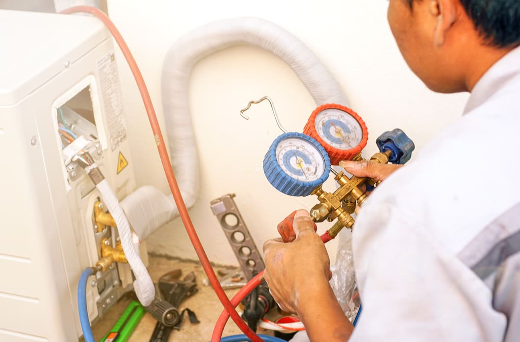 tecnico-de-hvac-mostrando-qual-a-funçao-do-manometro