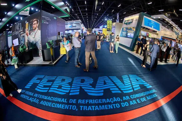 Foto com efeito 360 de vários stands do evento FEBRAVA na edição de 2025