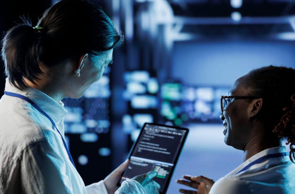 mulheres-trabalhando-em-laboratorio-como-tecnologia-iot-para-analise-de-dados