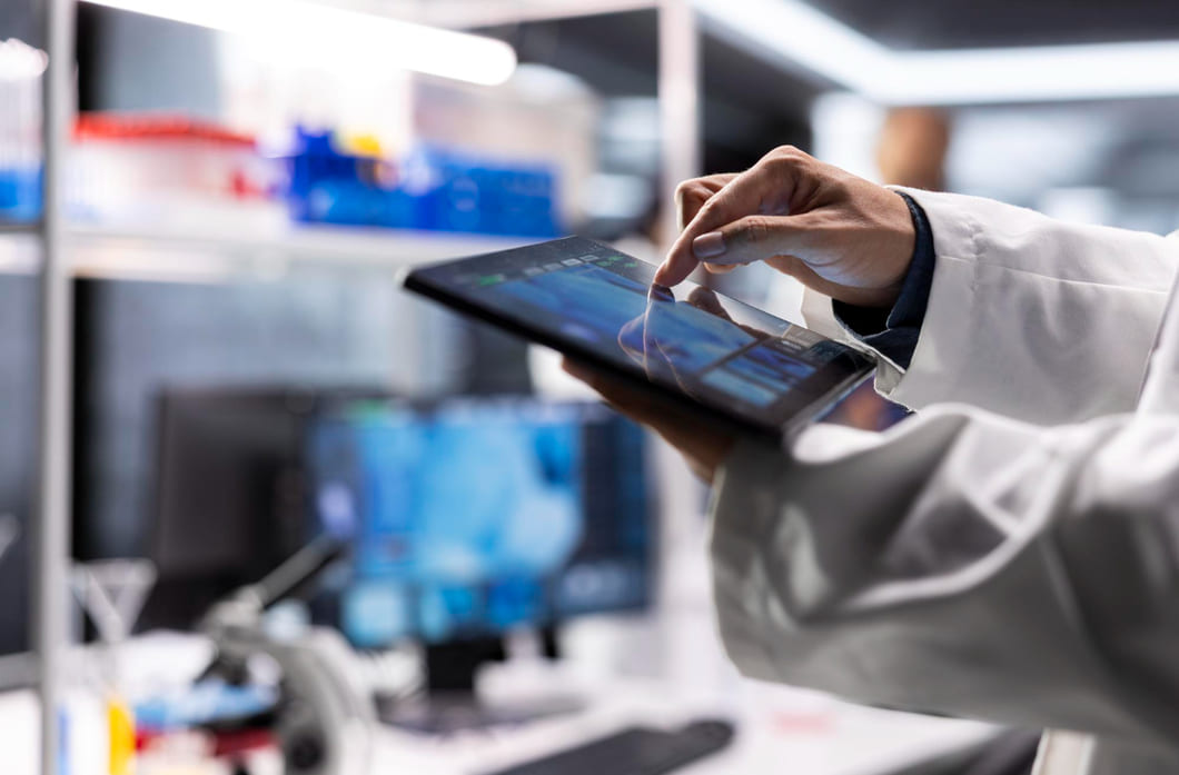 pessoa-usando-tecnologia-iot-em-tablet-para-refrigeracao-e-laboratorios-de-termossensiveis