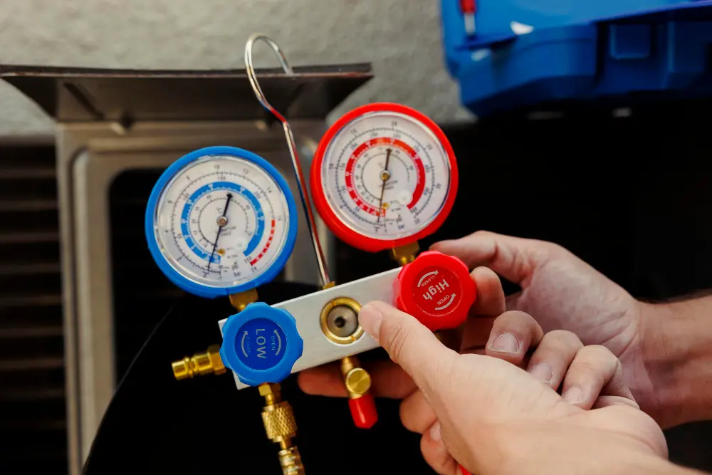 Manifold para sistema de refrigeração sendo segurado por duas mãos